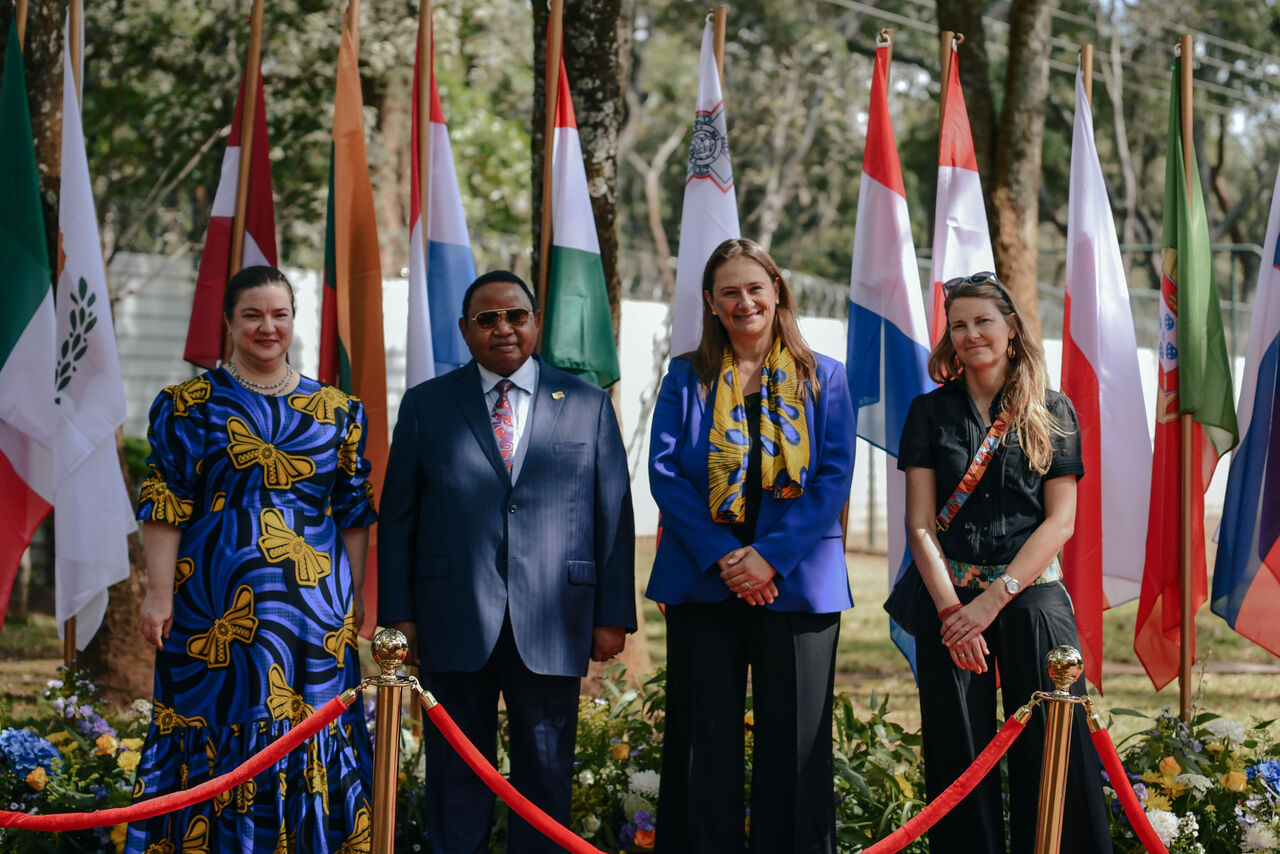Formal group of guests and officials at an outdoor diplomatic reception